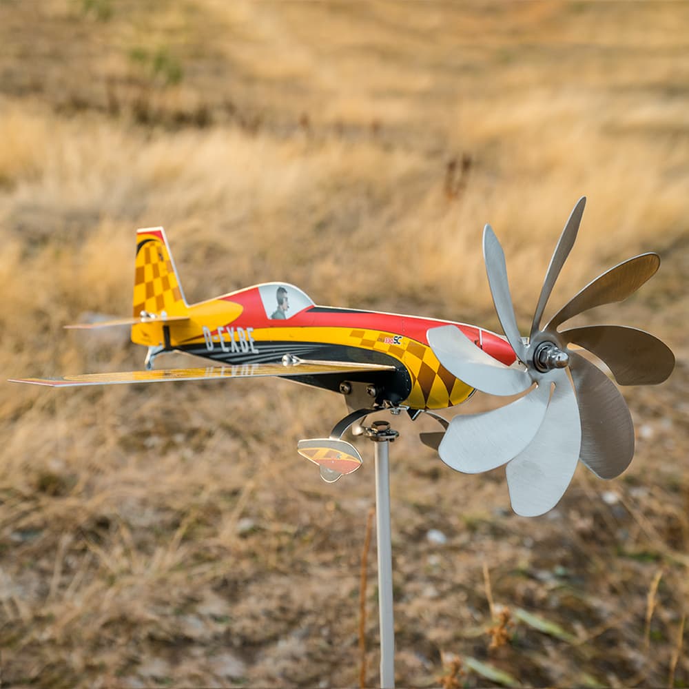 extra-330sc-flugzeug-fuer-den-garten