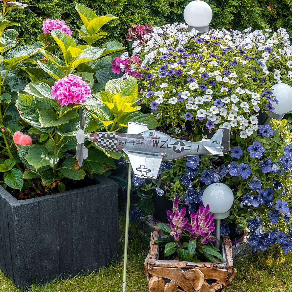 P-51D Mustang Windrad im Garten
