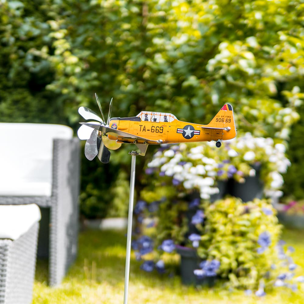 ta-6-texan-flugzeug-im-garten